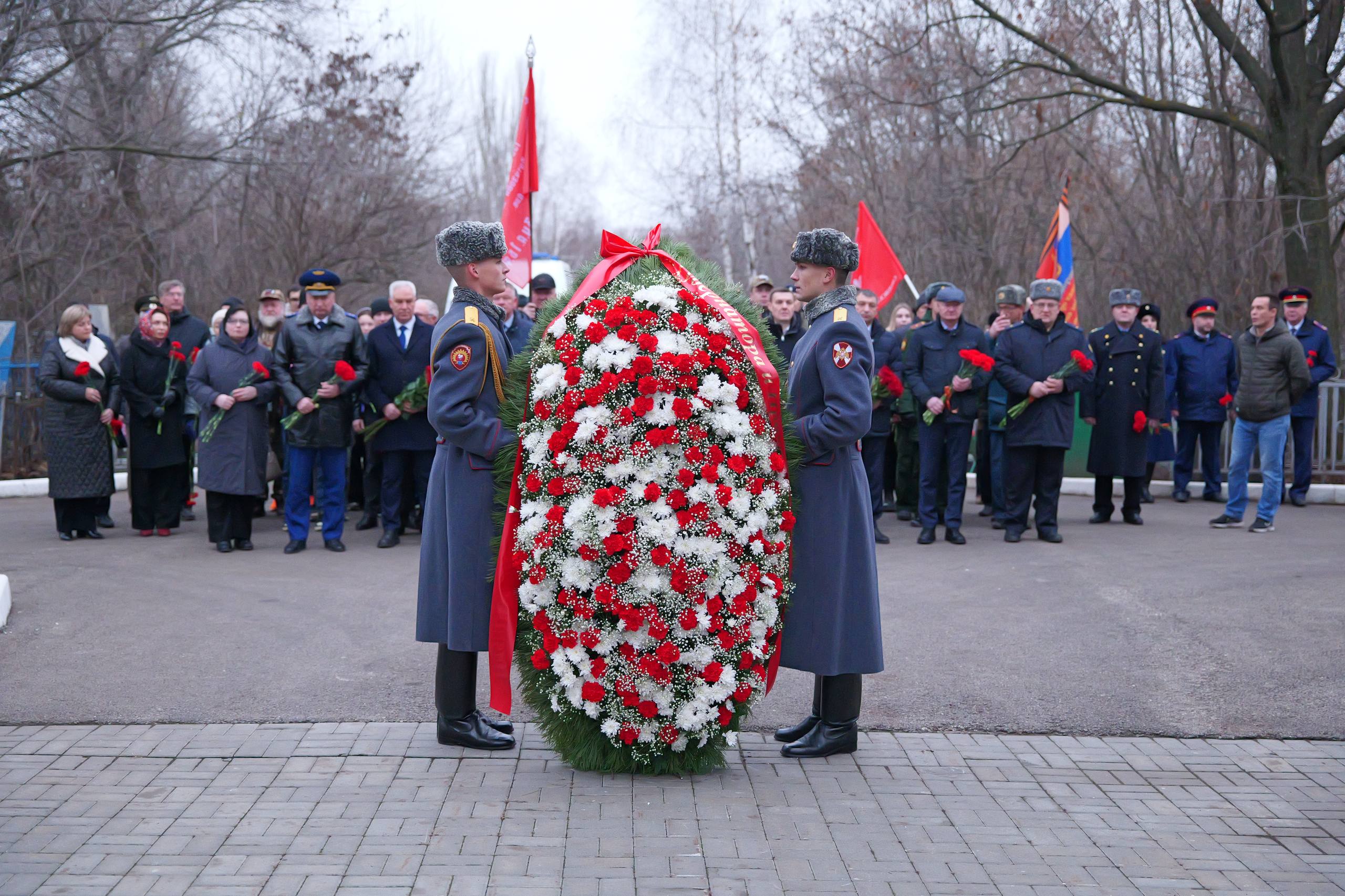 На Воскресенском кладбище в Саратове почтили память Неизвестного Солдата
